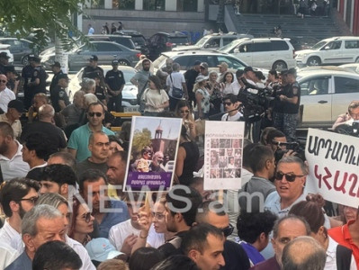Քաղաքացիները հավաքվել են դատարանի բակում՝ ի աջակցություն Բագրատ Սրբազանի և շարժման մյուս մասնակիցների