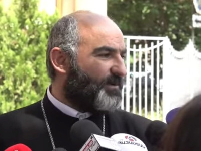 Մեր բարձրաստիճան հոգևորականներն ուղղակի բռնադատված են հայրենատեր լինելու համար. Արամ քահանա Միրզոյան