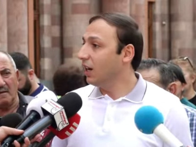 Арцахцы проводят акцию протеста у здания правительства Армении