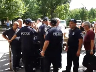 Դատարանի բակում իրավիճակը լարվեց․ քաղաքացիների և ոստիկանների միջև վիճաբանություն սկսվեց