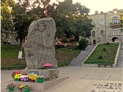 Азербайджанцы уничтожили памятник герою Арцаха Ашоту Гуляну (Бекору) в оккупированном Степанакерте
