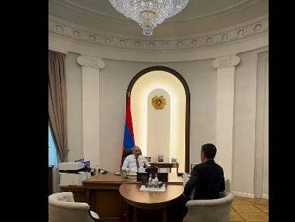 Փաշինյանն աշխատանքային հանդիպում է ունեցել Կադաստրի կոմիտեի ղեկավարի հետ (վիդեո)