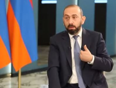 Armenian customs officers to inspect Azerbaijanis? Armenia FM does not answer directly