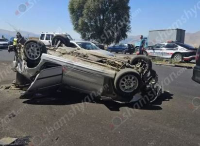 Գեղարքունիքի մարզում «BMW»-ն բախվել է հողաթմբին և գլխիվայր հայտնվել երթևեկելի գոտում․ կա 1 զոհ, 1 վիրավոր.shamshyan.com