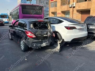 Ազատության պողոտայում՝ «Զովք» սուպերմարկետի մոտ, բախվել են Tesla-ն, Nissan-ն ու թիվ 10 երթուղու ավտոբուսը