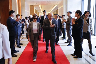 Armenia PM arrives in Beijing from Tianjin, with wife