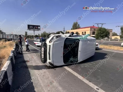 Ford Transit-ը «Շանգրի Լա» խաղատան դիմաց բախվել է բազալտե եզրաքարին և կողաշրջված հայտնվել ճանապարհի մեջտեղում