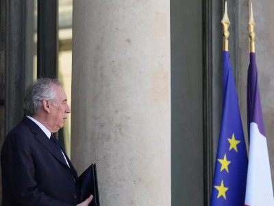 France risks second government collapse this year