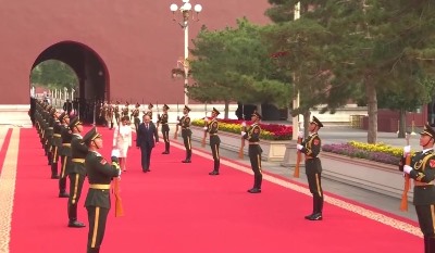 Armenia PM attends parade in Beijing (VIDEO)