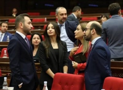 «Իրավունք». ՔՊ–ական կանանց մոտ մեկը մեկի վրա գործ տալու համար հերթեր են. երկու թևի են բաժանվել