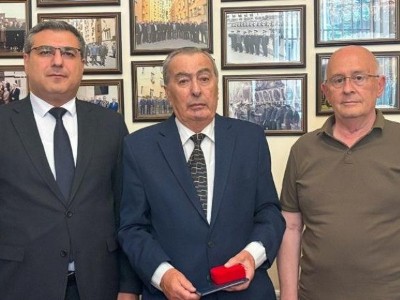 ՆԳ նախարարի տեղակալը 85-ամյակի կապակցությամբ պարգև է հանձնել ՆԳ նախկին նախարար Կառլոս Ղազարյանին