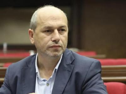 Ինքնասիրության հարց է, ոչ մեկը պաշտոնական հանդիպումներին չպետք է օտար լեզվով խոսի. Գեղամ  Նազարյան