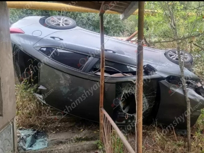 Hyundai Elantra-ն Բաղանիսում դուրս է եկել երթևեկելի գոտուց և կողաշրջված հայտնվել բնակչի հողամասում. կա վիրավոր