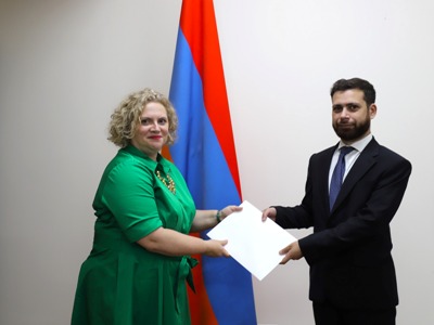 New UK ambassador presents copy of her credentials to Armenia deputy FM