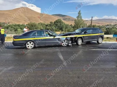 Գյումրի-Վանաձոր ավտոճանապարհին բախվել են «Mercedes»-ը ու «Jeep Compass»-ը․ կա վիրավոր․ shamshyan.com