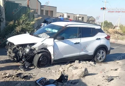 Ձորաղբյուրում բախվել են «Nissan»-ն ու «Opel Combo»-ն. վերջինս էլ բախվել է բետոնե էլեկտրասյանը. կա վիրավոր