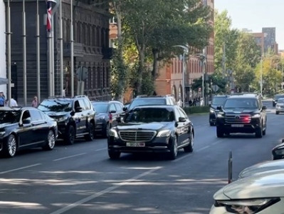 Փաշինյանը սլանում է արգելվող վայրում կայանած Ալեն Սիմոնյանի մեքենայի կողքով