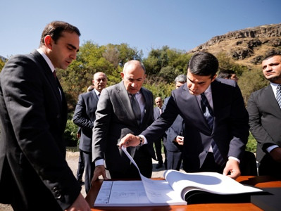 Փաշինյանը՝ Հրազդանի կիրճում. կլինի բացօթյա կինոդիտման վայր, կամրջակ, մարզական գոտիներ, լողավազան