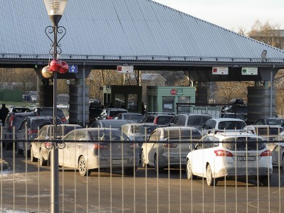 Власти Эстонии начнут продавать брошенные у границы с Россией автомобили