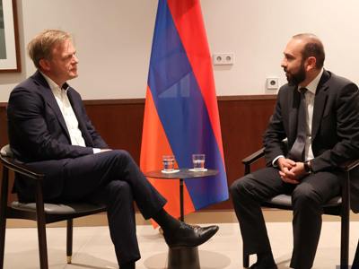Արարատ Միրզոյանը Հաագայում Պիտեր Օմտզիխտին է հանձնել Երախտագիտության մեդալ