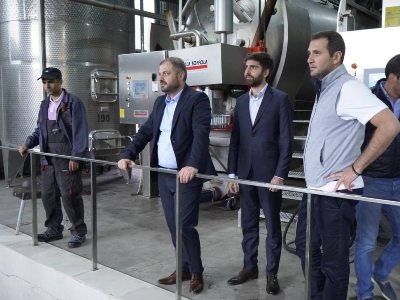 Գևորգ Պապոյանն այցելել է «Վեդի-Ալկո» ՍՊԸ՝ հետևելու խաղողի մթերումների ընթացքին