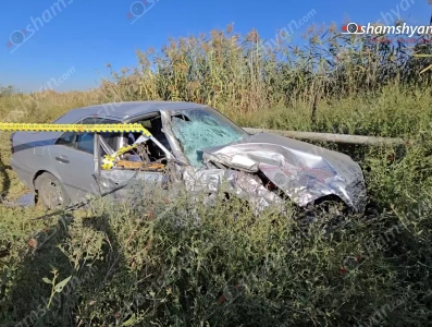 Երևանում բախվել են թիվ 38 երթուղու ավտոբուսն ու Mercedes-ը. վերջինս բախվել է սյանը և հայնտվել դաշտում. կա վիրավոր