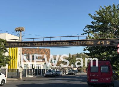 Փարաքարի մշակույթի տան վրա փակցված է Վալոդյա Գրիգորյանի լուսանկարը, կենտրոնական փողոցում սեւ ժապավեն է