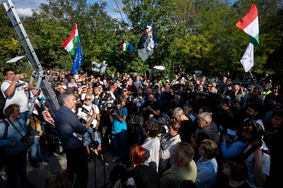 Հունգարիայում հարյուրավոր ցուցարարներ բողոքի ակցիա են անցկացրել Վիկտոր Օրբանի գյուղական կալվածքի մոտ
