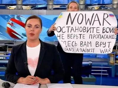 Экс- сотрудницу Первого канала Овсянникову, в 2022 году вышедшую в эфир с антивоенным плакатом, объявили «иноагентом»
