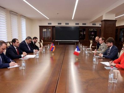 Armenia minister, France ambassador discuss defense cooperation