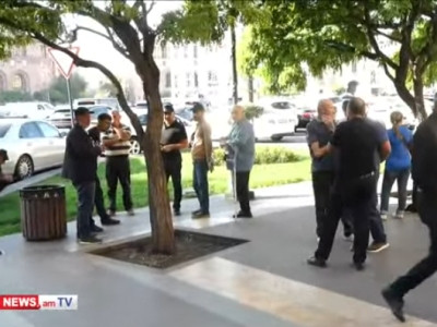 Родители без вести пропавших военнослужащих проводят акцию протеста у здания Правительства Армении