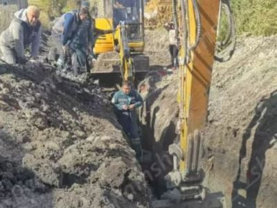 Գեղարքունիքում հողազանգվածը լցվել է քաղաքացու վրա.փրկարարներն ու գյուղացիները 1 ժամից ավելի փորձում են նրան դուրս բերել