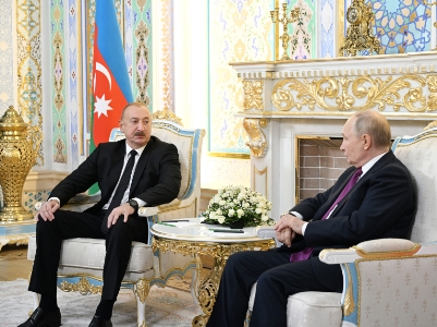 Алиев поблагодарил Путина за личный контроль расследования крушения самолета AZAL