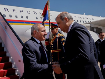 Armenia premier is welcomed at Sharm El Sheikh airport by Egypt civil aviation minister