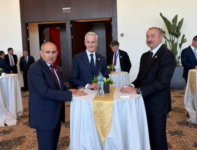 Armenia, Azerbaijan leaders talk to one another on sidelines of Sharm El Sheikh ‘peace summit’