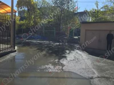 Էրեբունի վարչական շրջանում կոյուղատարից թափվող կեղտաջուրը ողողել է ամբողջ թաղամասը. ահազանգում են բնակիչները