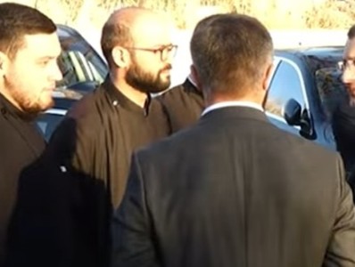 Գուգարաց թեմի առաջնորդն ու մի խումբ հոգևորականներ դատարանի բակում են՝ ի աջակցություն Սամվել Կարապետյանի