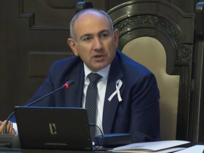 Փաշինյանը հատուկ ժապավենով էր եկել կառավարության նիստին․ «Քաջալերե՛նք կանանց, որ հաճախ հետազոտվեն»