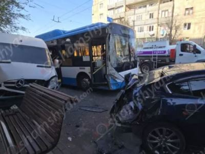 Շղթայական վթար. Թիվ 97 երթուղու ավտոբուսը, որում ուղևորներ են եղել, բախվել է կայանված «Mercedes Sprinter»-ին
