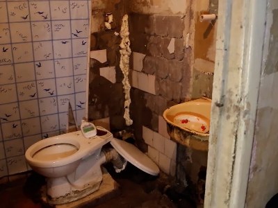 «Լեննականը դարձել է Նիկոլի աչքի գրողը». Սարսափելի պայմաններ Գյումրիի նախկին ռադիոգործարանի շենքում