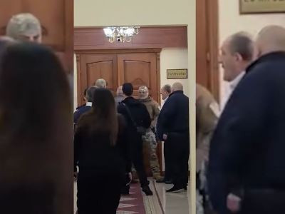 Գյումրիի քաղաքապետարանի աշխատանքը կաթվածահար վիճակում է. քաղաքապետին մեկուսացրել են իր աշխատասենյակում (վիդեո)