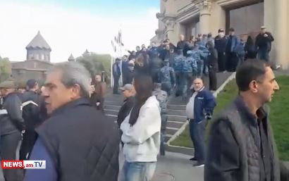 Գյումրեցիները հավաքվում են քաղաքապետարանի շենքի մոտ. մեծաթիվ ոստիկանական ուժեր են կենտրոնացվել