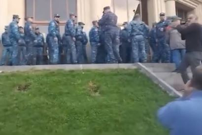 Scuffle Between Law Enforcement and City Hall Staff: Tense Situation at Gyumri City Hall