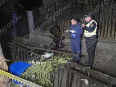 Երևանում ՌԴ քաղաքացին մոտոցիկլով բախվել է բազալտե եզրաքարին, ապա ծառին և հայտնվել մայթին. նա տեղում մահացել է