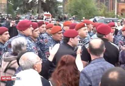 Ձերբակալում են Գյումրիի քաղաքապետին. ուժայինները քաղաաքպետարանում են (ուղիղ)