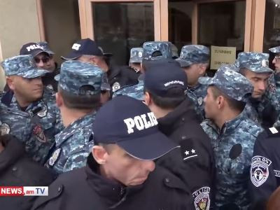 Վարդան Ղուկասյանի դստերը ոստիկանները թույլ չեն տալիս մտնել քաղաքապետարան