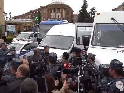 Գյումրու գլխավոր ճարտարապետ Հենրիկ Գասպարյանը քննիչների ուղեկցությամբ դուրս եկավ քաղաքապետարանի շենքից