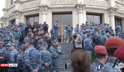 «Նիկոլ, քո տեղը Արթիկի գաղութն է». Վարդան Ղուկասյանին տանելուց հետո էլ իրավիճակը Գյումրիում չի հանդարտվում