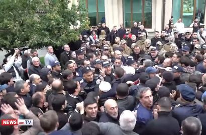 Gyumri Residents Head to Yerevan in Support of Mayor Vardan Ghukasyan