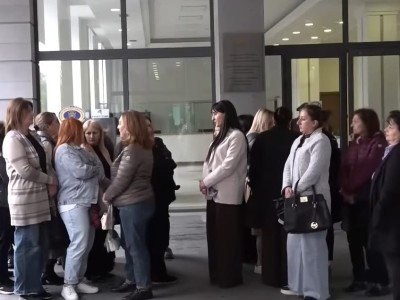 «Էջմիածնի թիվ 1 դպրոցի տնօրենին հեռախոսով ազատել են աշխատանքից». ուսուցիչները ԿԳՄՍՆ–ի մոտ բողոքի ակցիա են իրականացնում